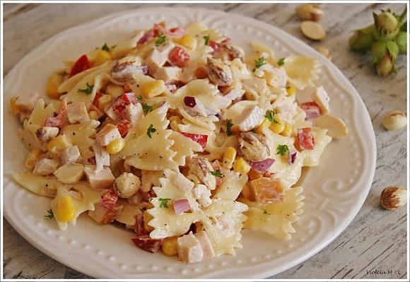 Farfalle z orzechami, papryką i wędzonym kurczakiem
