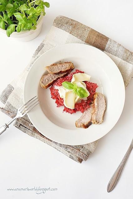 Risotto buraczkowe z grillowaną wołowiną i kozim serem