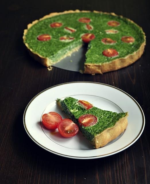 Tarta ze szpinakiem i pomidorkami koktajlowymi