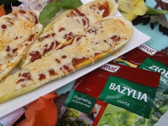 Cukinia z piekarnika nadziewana pomidorami cebulą i serem