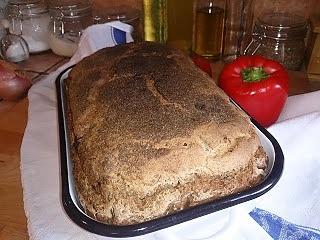 Mocno pachnący chleb na zakwasie z wędzonymi śliwkami