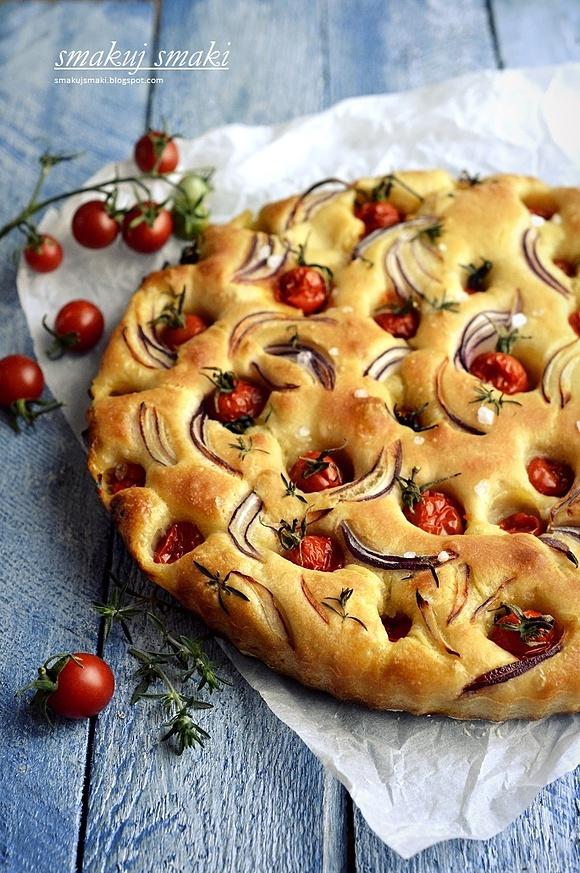 Focaccia z pomidorkami koktajlowymi i cebulą