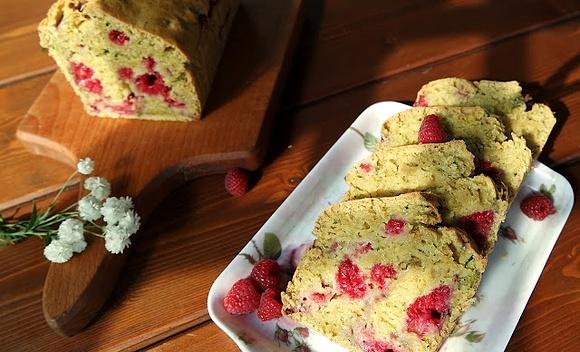 Malinowo-cukiniowe ciasto z nutą cytryny