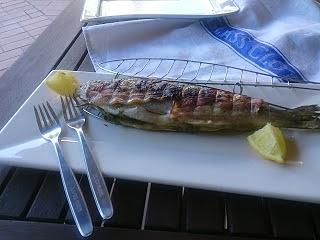 Grillowany pstrąg owinięty plastrami boczku