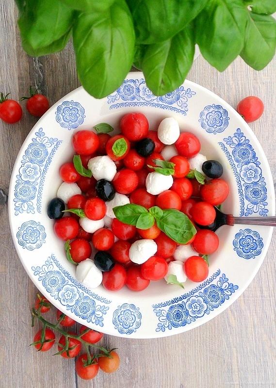 Caprese z pomidorków koktajlowych w pysznym sosie