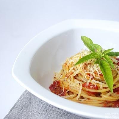 Spaghetti al pomodoro - klasyczny włoski makaron z sosem pomidorowym