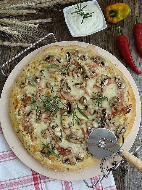 Pizza czosnkowo-pieczarkowa z mozzarellą
