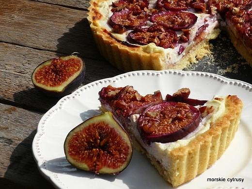 Kruche oliwkowe ciasto z ricottą figami miodem i serem Brie