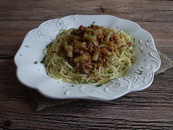 Spaghetti z fasolką szparagową i sosem bolognese