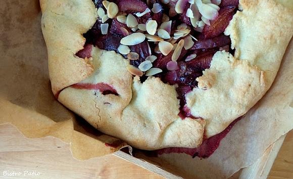 Rustykalna tarta ze śliwkami i migdałami