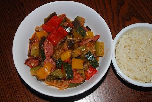 Ratatouille z chorizo i ryżem z cebulą