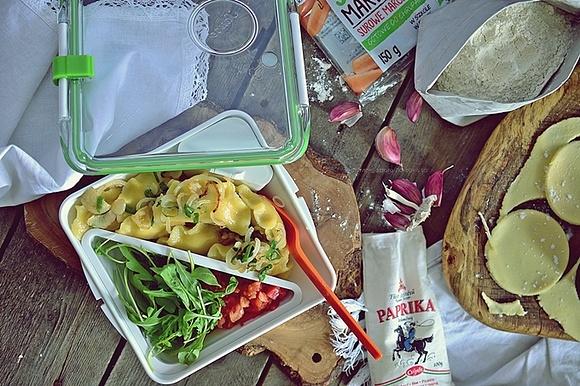 Zdrowy lunch bezglutenowe pierogi z indykiem i warzywami