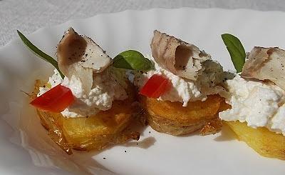 Pieczone ziemniaki z serem dojrzewającym i wędzoną rybą