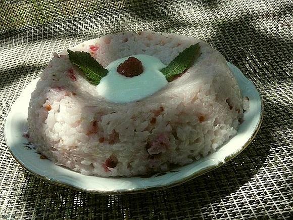 Pudding ryżowy z malinami i jabłkami
