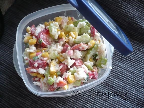 Ryżowa sałatka z surimi i selerem naciowym do pracy