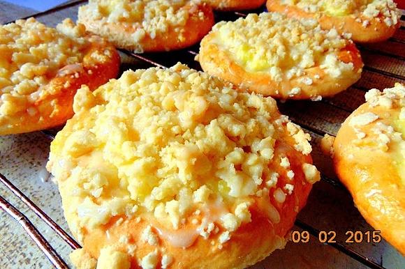 Drożdżówki z budyniem, kruszonką i lukrem