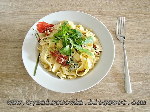 Makaron z mozzarellą i suszonymi pomidorami