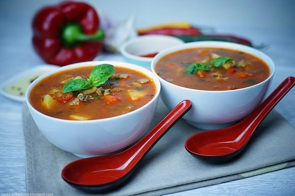 Zupa paprykowa bogata w składniki i aromatyczna