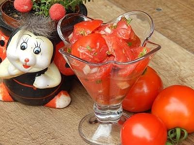 Sałatka z pomidorów na przekąskę i obiad