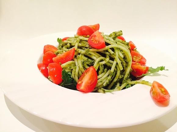 Zielone spaghetti wegetariańskie i bezglutenowe