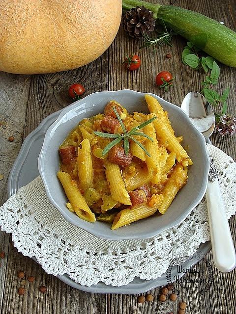 Penne z soczewicą kabanosem i cukinią