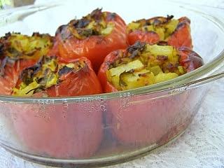 Pieczona papryka nadziewana kalarepą, mięsem i ryżem na ostro
