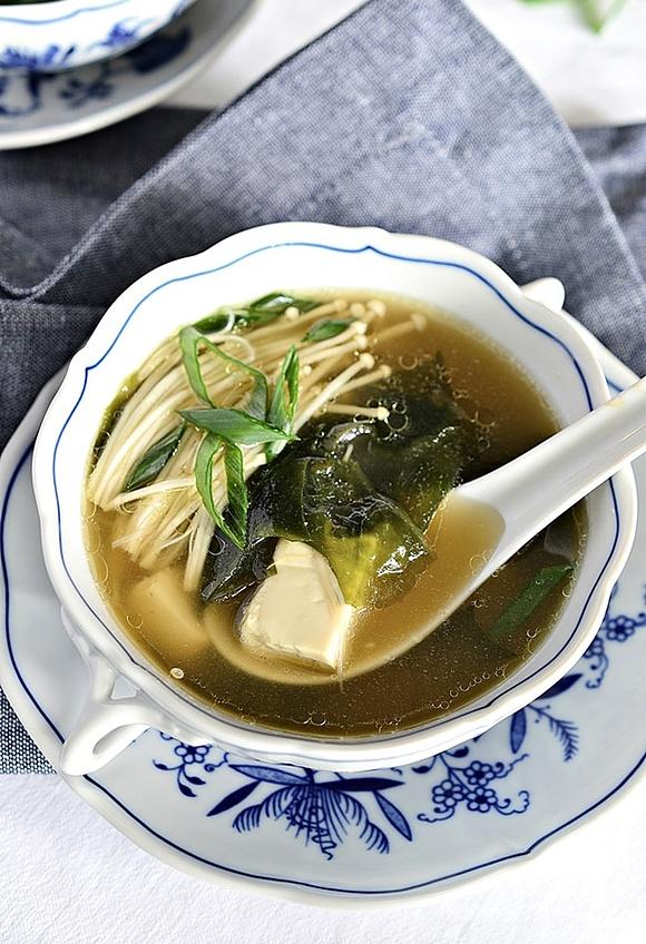 Zupa miso z grzybami enoki
