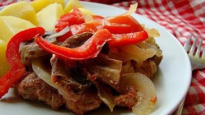 Karkówka z pomidorami i warzywami