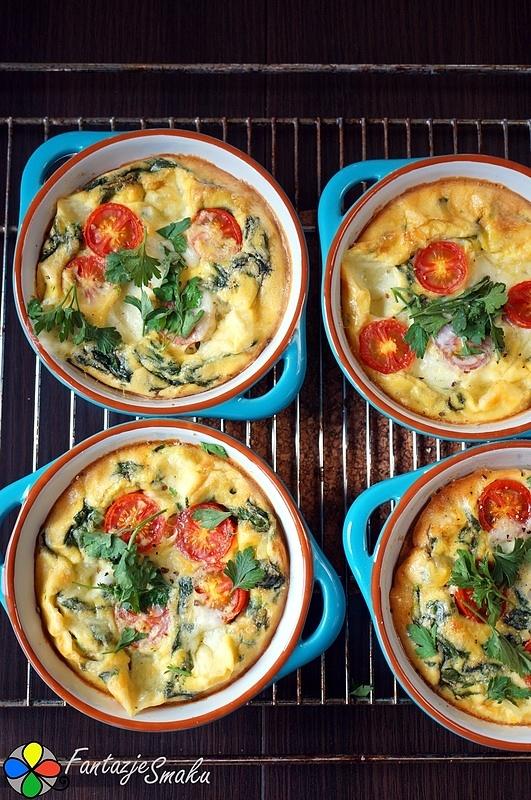 Mini fritatta ze szpinakiem, mozzarellą i pomidorkami koktajlowymi