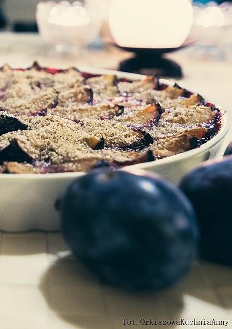 Tarta ze śliwkami, różą i orzechami laskowymi