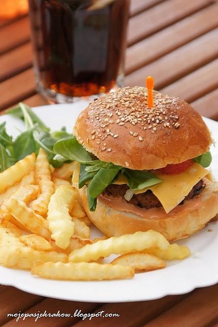 Domowy burger wołowy z serem