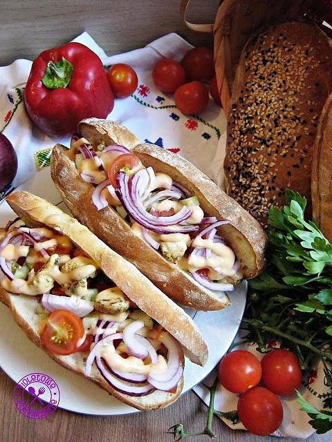 Hot dogi z kurczakiem marynowanym w białym pieprzu i chili