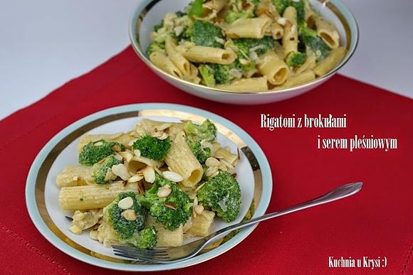 Makaron rigatoni z brokułami i serem pleśniowym