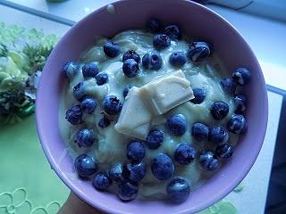 Pudding matcha z bananem i borówkami