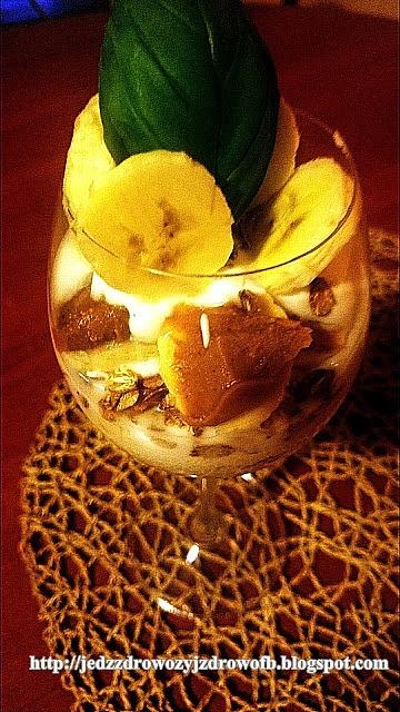 Lekkie bananowo-jogurtowe danie z orzechami i płatkami owsianymi