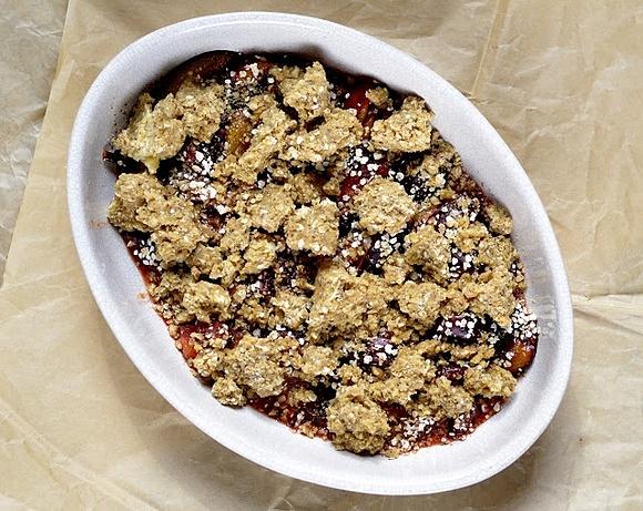 Śliwki pod orzechowo-owsianą kruszonką crumble śliwkowe