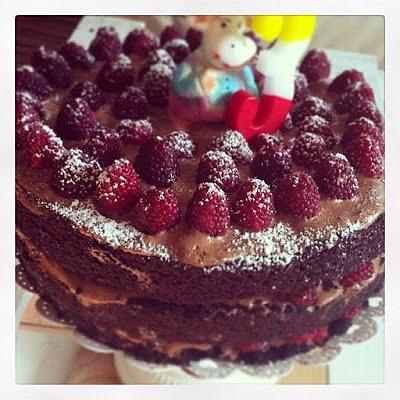Czekoladowy tort z malinami