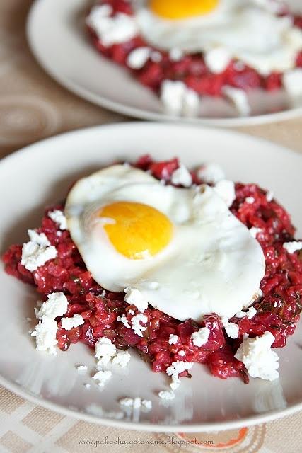 Risotto z botwinką i jajkiem sadzonym