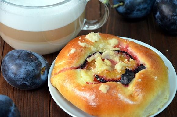 Szybkie drożdżówki ze śliwkami