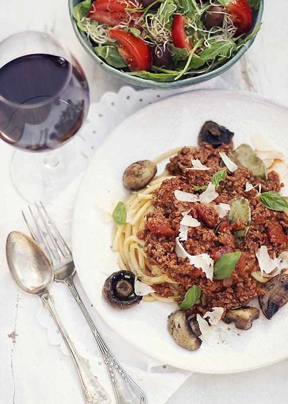 Bucatini z ragu z mielonego mięsa i pieczarkami