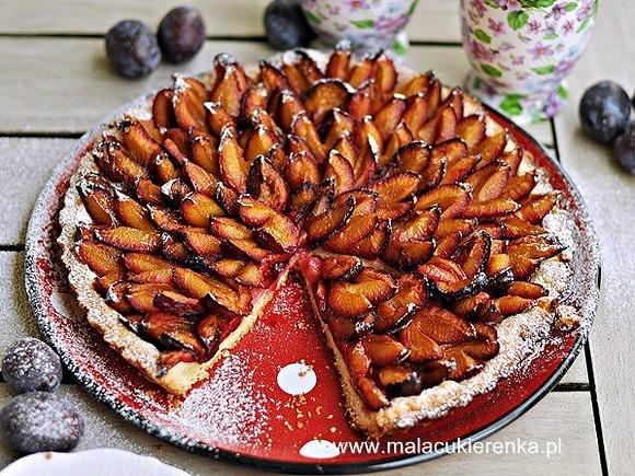 Prosta tarta ze śliwkami na kruchym cieście