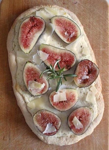 Pizza z figami, ricottą i rozmarynem