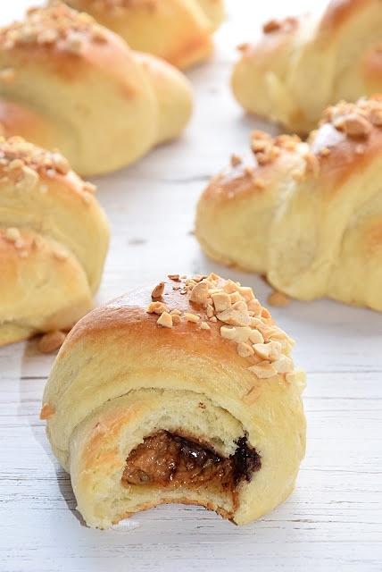 Rogaliki snickers z ciasta drożdżowego