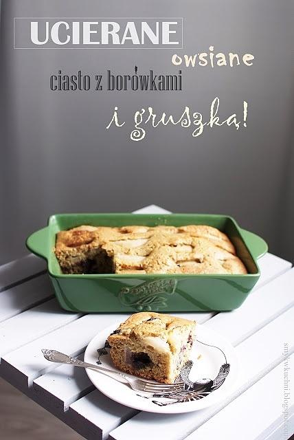 Ucierane ciasto z gruszkami i borówkami