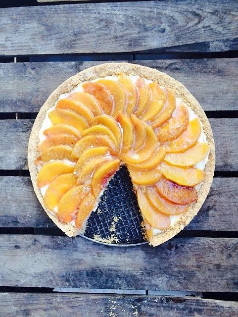 Brzoskwiniowe rozmarzenie – Tarta z mascarpone i karmelizowanymi brzoskwiniami