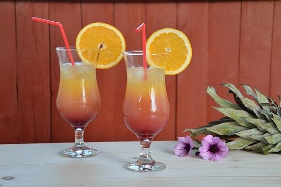 Vodka Sunrise - przepis na kolorowy drink z wódką i syropem malinowym