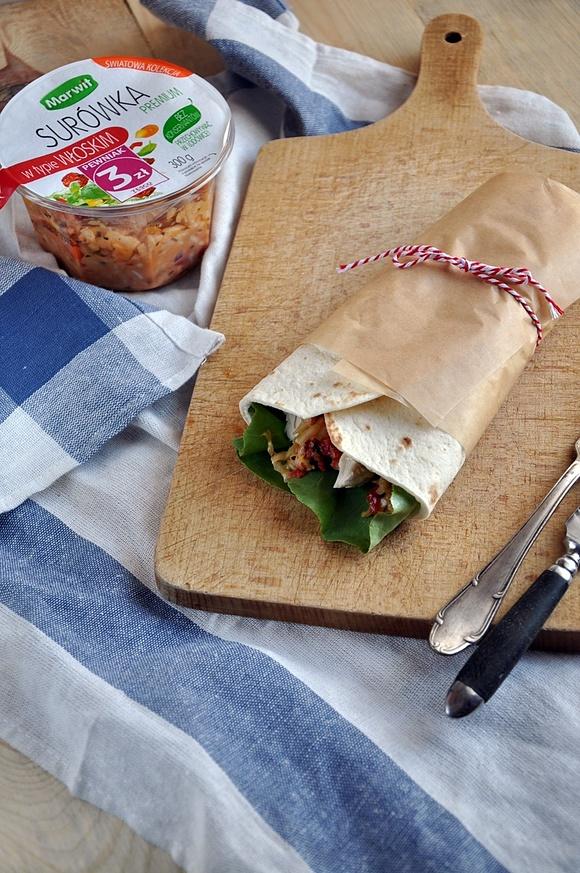 Zdrowa tortilla z kurczakiem i serem kozim w stylu włoskim