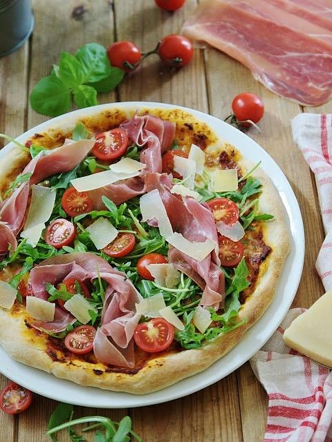 Pizza z rukolą, pomidorami i prosciutto