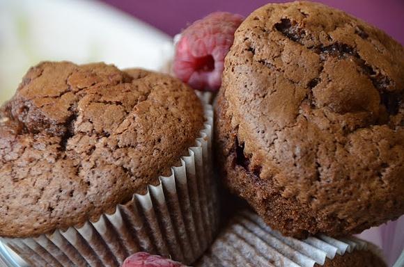 Muffinki brownie z malinami