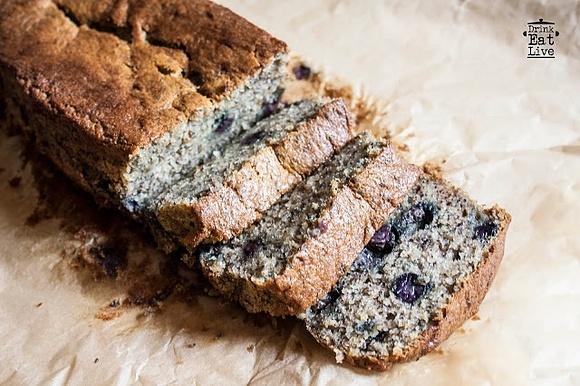 Chlebek bananowy z makiem i borówkami